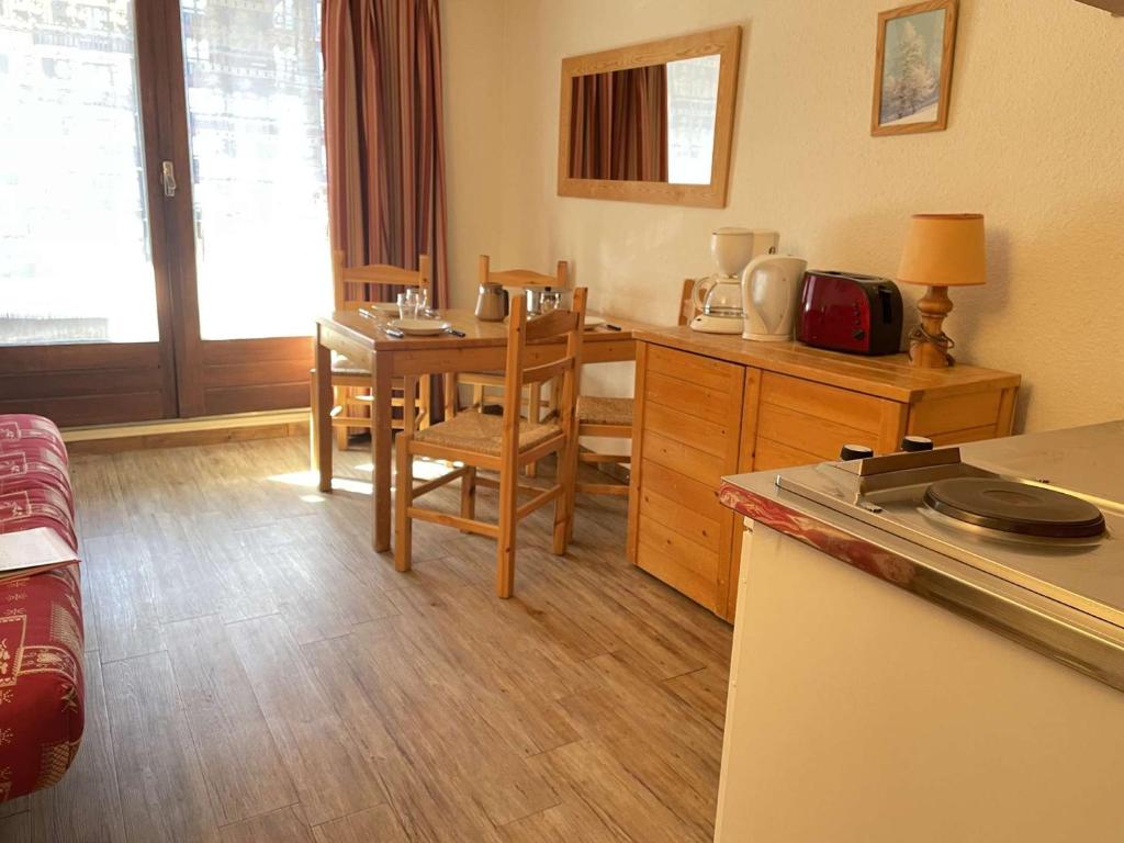 a kitchen with a table and a desk with a tableablish at Appartement Risoul, 1 pièce, 4 personnes - FR-1-330-145 in Risoul