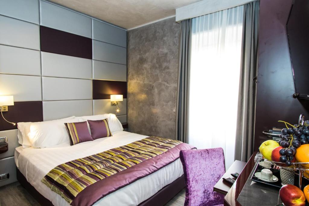 una camera d'albergo con letto e finestra di Vaticano Julia Guest House a Roma