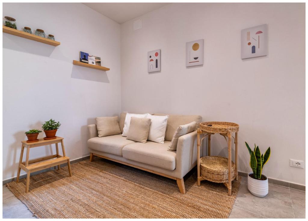ein Wohnzimmer mit Couch und Tisch in der Unterkunft Appartamento nel cuore di Varazze - Estia in Varraze