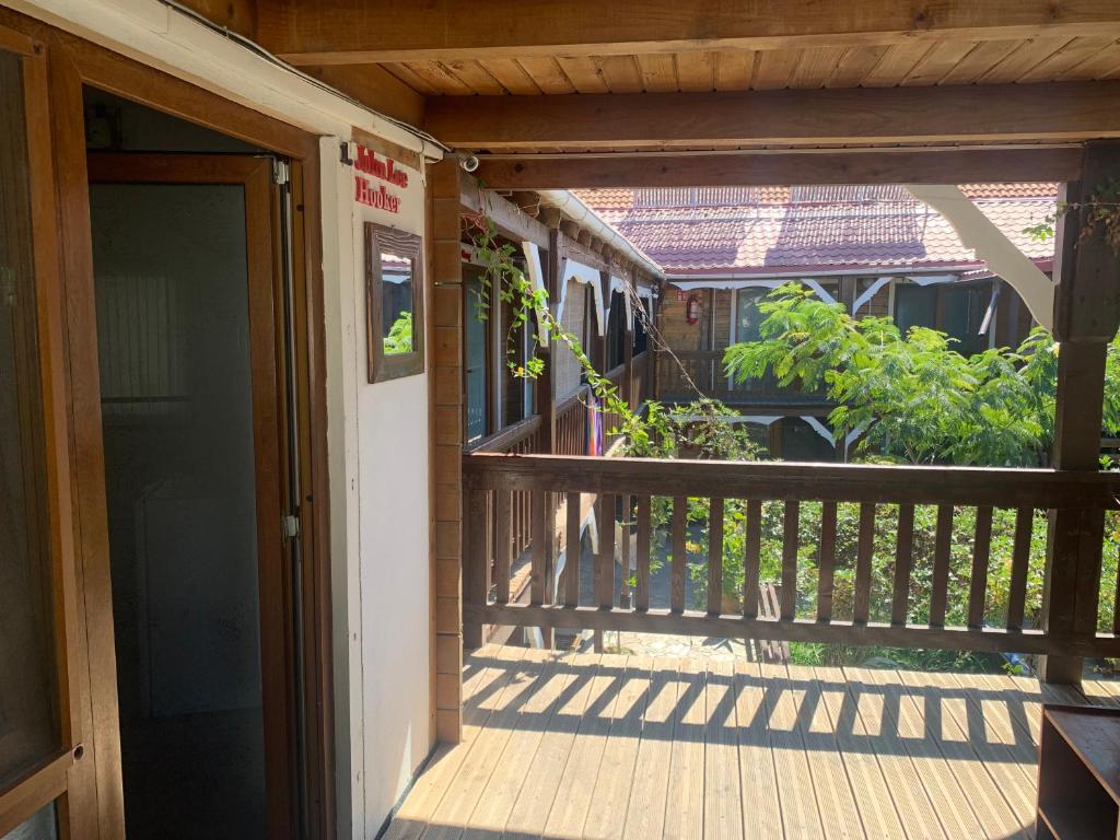 una porta aperta su un portico con terrazza in legno di Bazart Vama Veche a Vama Veche