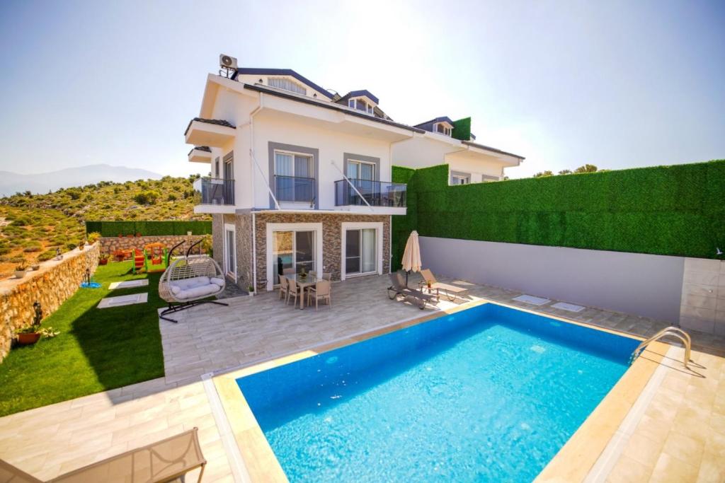 Villa con piscina frente a una casa en Villa Letoon 2 