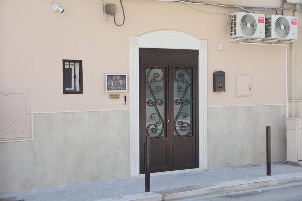 una puerta en el lateral de un edificio con un altavoz en Ripa Alta Room's, en Cerignola