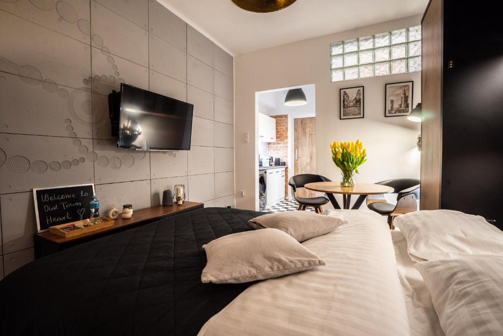 Un dormitorio con una cama en blanco y negro y una mesa en Old Town Heart XII - Poznańska Luxury Loft, en Varsovia