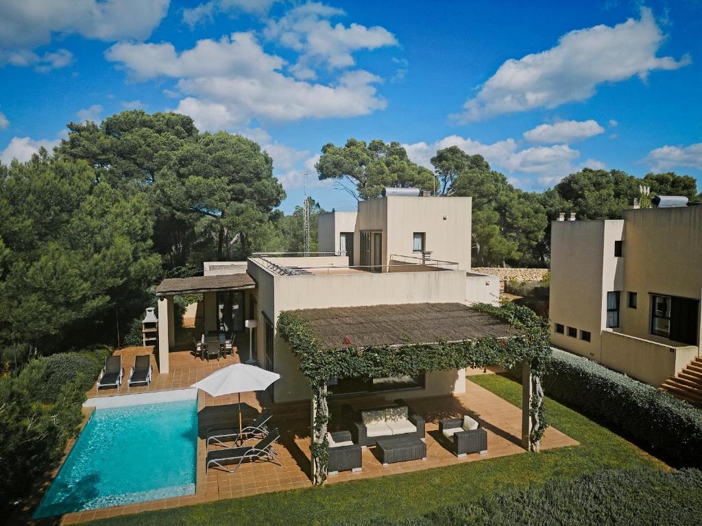 uma vista aérea de uma casa com piscina em Prinsotel Villas Cala Galdana em Cala Galdana