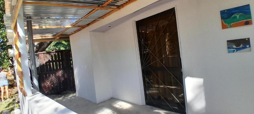 einen Eingang zu einem Haus mit offener Tür in der Unterkunft ALOHA BEACH FROM HOUSE in Parrita