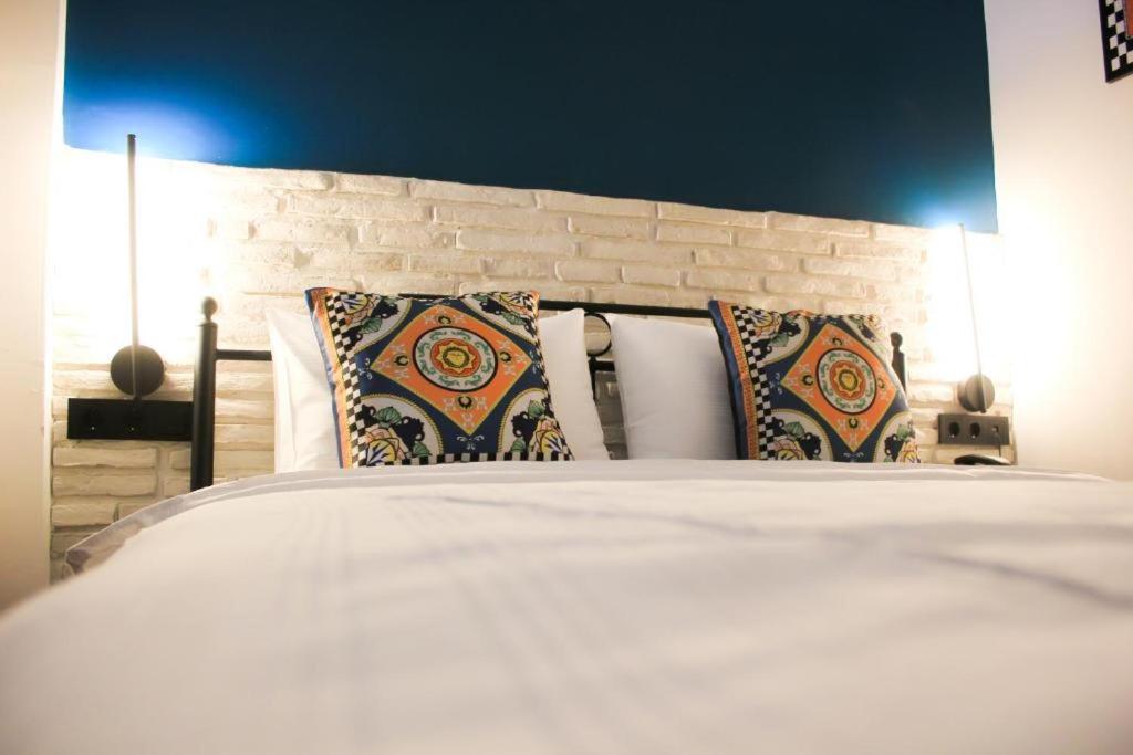 1 dormitorio con cama blanca y almohadas en THINK HOTEL, en Konya