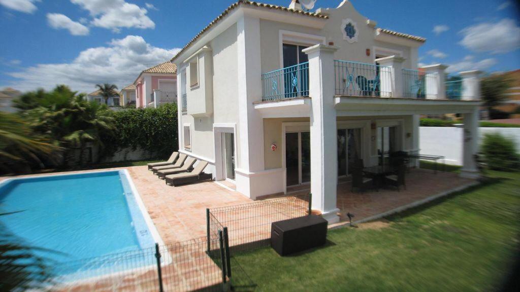 Bazén v ubytování Detached Villa 4 bed Duquesa with Private infinity pool close to port and beach nebo v jeho okolí