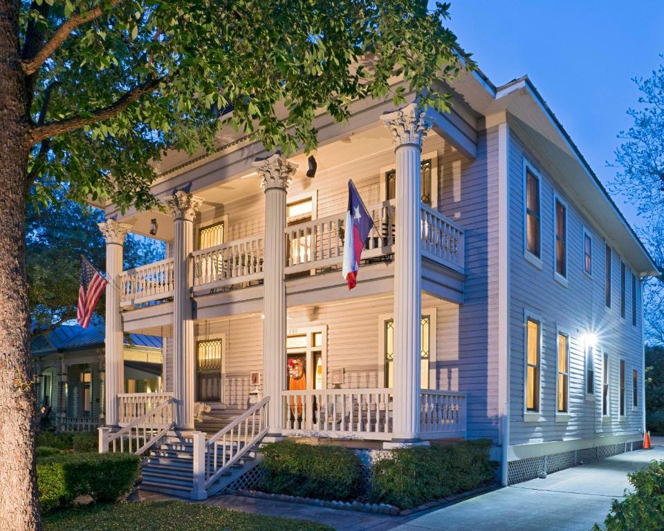 Brackenridge House Bed and Breakfast - Housity