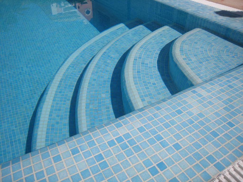 Bazén v ubytování Detached Villa 4 bed Duquesa with Private infinity pool close to port and beach nebo v jeho okolí