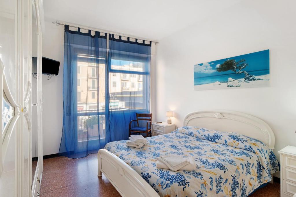 um quarto branco com uma cama e uma janela em La casa del pescatore em Alassio