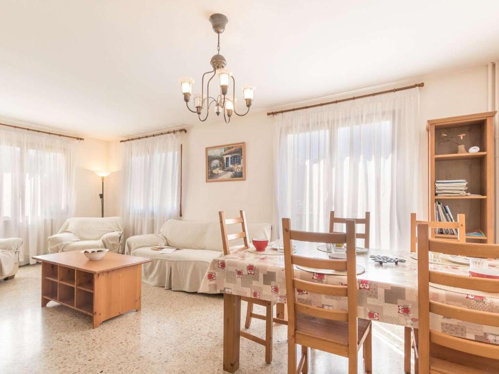 un salon avec un canapé et une table dans l'établissement Spacieux Appartement 4 Pièces avec Parking à Briançon - 8 Personnes - FR-1-330C-55, à Briançon