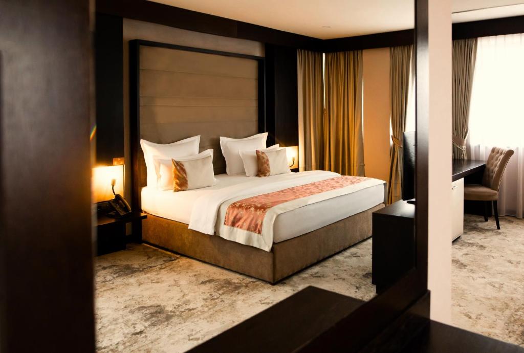 فندق ملاك ريجنسي في سراييفو: غرفة الفندق بسرير كبير ومكتب