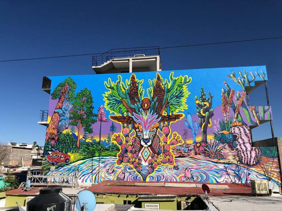 una pintura de un páramo en un lado de un edificio en Reluciente departamento, en Chihuahua