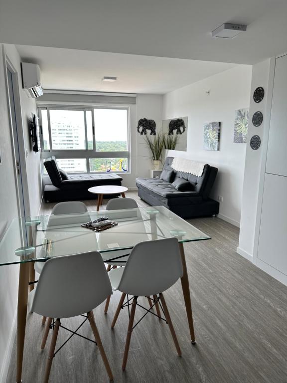sala de estar con mesa de cristal y sillas en Moderno Apartamento #1 Excelente ubicación, en Punta del Este