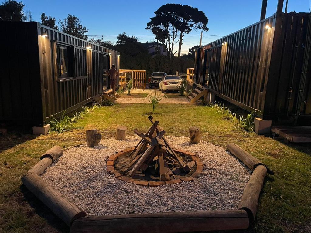 eine Feuerstelle in der Mitte eines Gartens in der Unterkunft Apart Containers, Acantilados, unidad in Mar del Plata