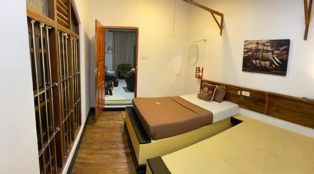 ein Schlafzimmer mit einem Bett in einem Zimmer mit Flur in der Unterkunft Freedom Safari Cottage in Udawalawe