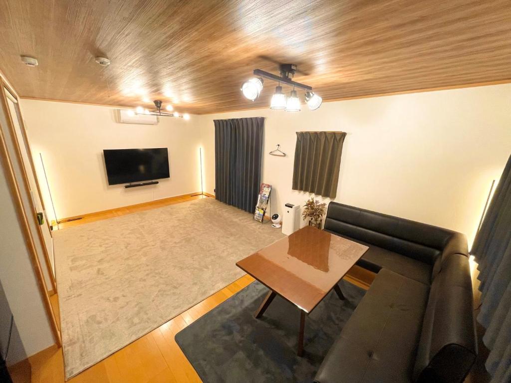 - un salon avec un canapé et une table dans l'établissement Guest house HaDuNo - Vacation STAY 85297v, à Shingu