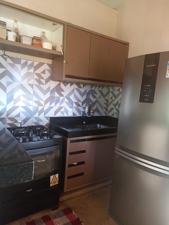 uma cozinha com um lavatório e um frigorífico em Casa de Andressa em Morro dʼAnta