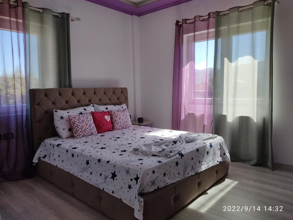 Postel nebo postele na pokoji v ubytování Kompleksi CFN ALBANIA