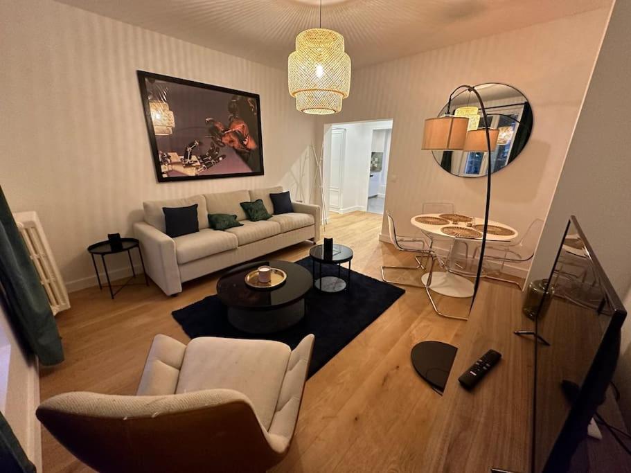 - un salon avec un canapé et une table dans l'établissement Paris Auteuil/Rolland Garros, à Boulogne-Billancourt