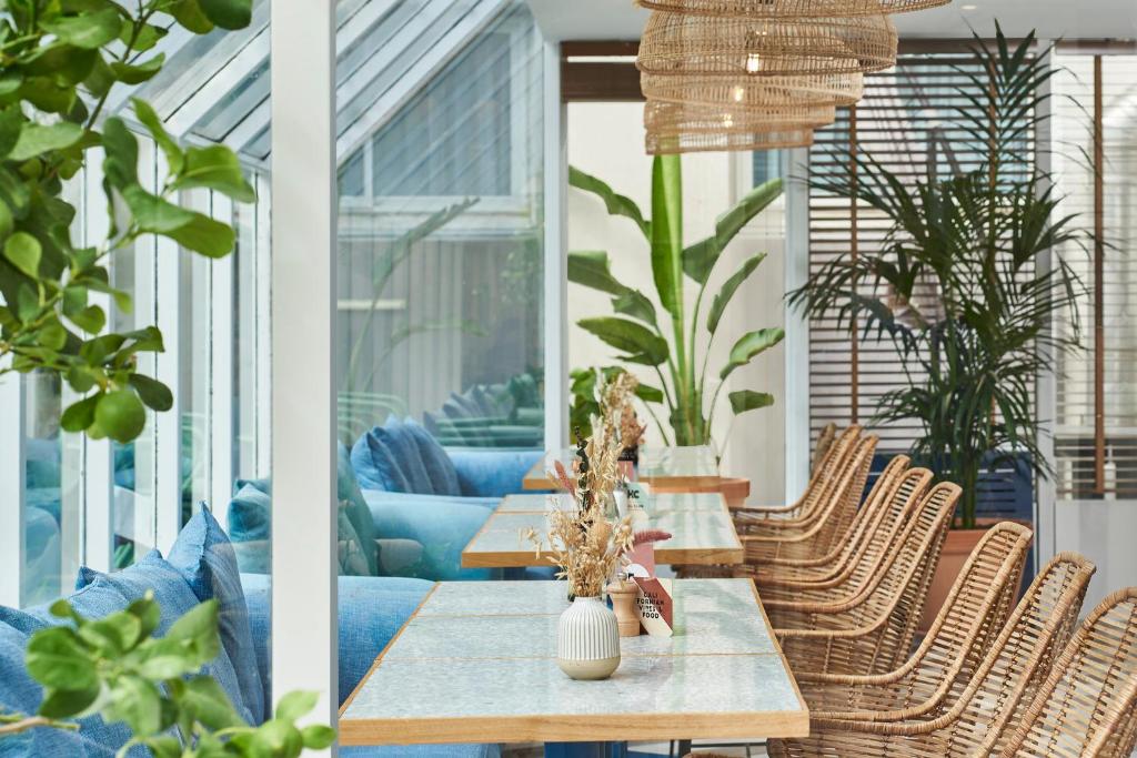 Hôtel Chromatics & Restaurant Hill Club by HappyCulture - Resim 3