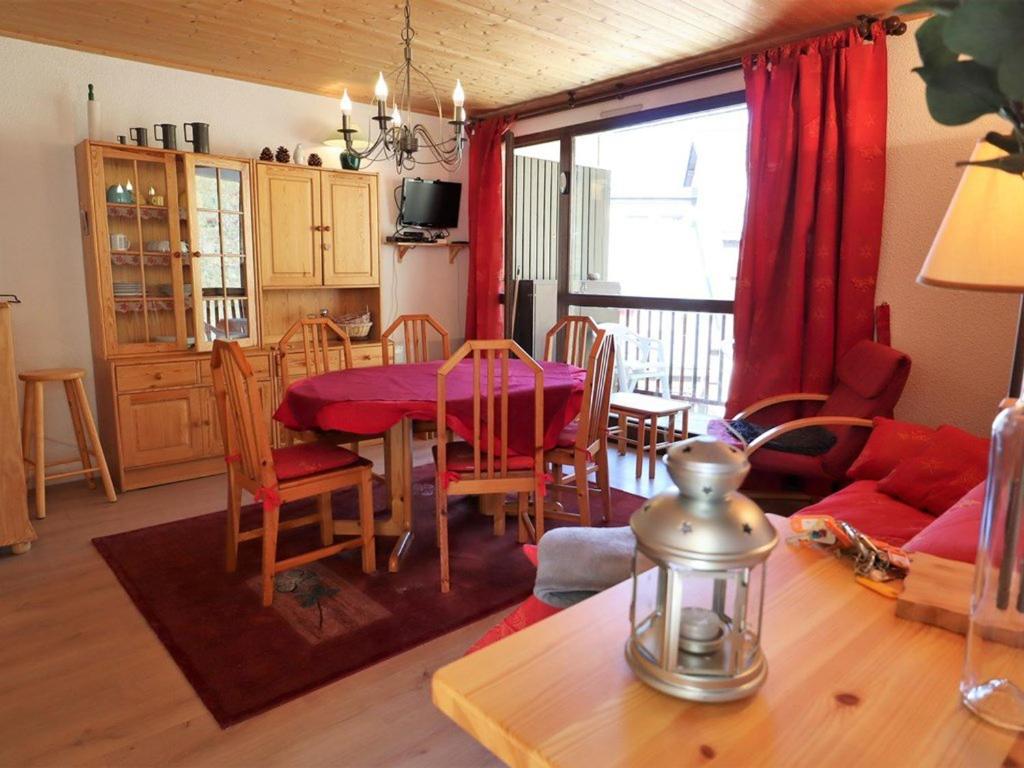 une cuisine et une salle à manger avec une table et des chaises dans l'établissement Charmant appart **, 6 pers, 2 balcons, prox pistes & village, parking gratuit - FR-1-342-147, à Arêches