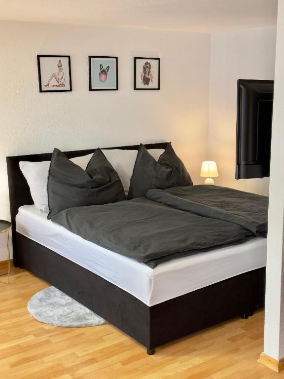 ブレゲンツにあるCharmante Wohnung am Hafenのベッドルーム(大型ベッド1台、白黒のシーツ付)