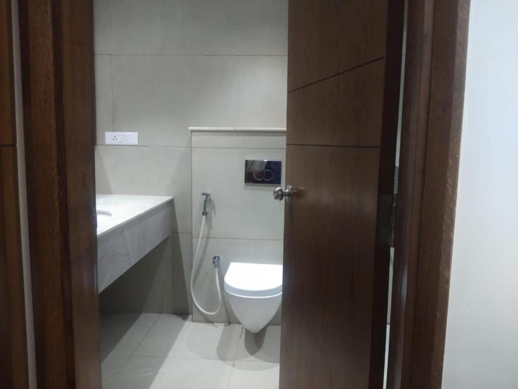 Prayagraj的住宿－HOTEL RAMA CONTINENTAL，一间带卫生间和水槽的浴室
