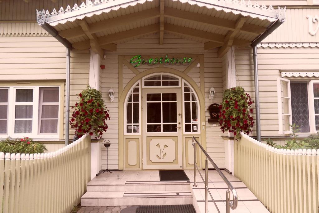 een huis met een welkomstbord op de deur bij Villa Johanna Guesthouse in Pärnu