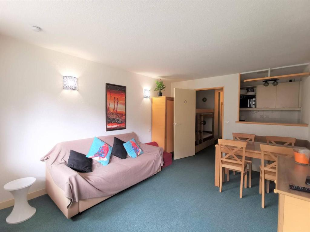 un salon avec un canapé et une table dans l'établissement Studio cabine 4 pers, balcon sud, pied des pistes, Grand Tourmalet - Bagnères-de-Bigorre - FR-1-404-211, à La Mongie