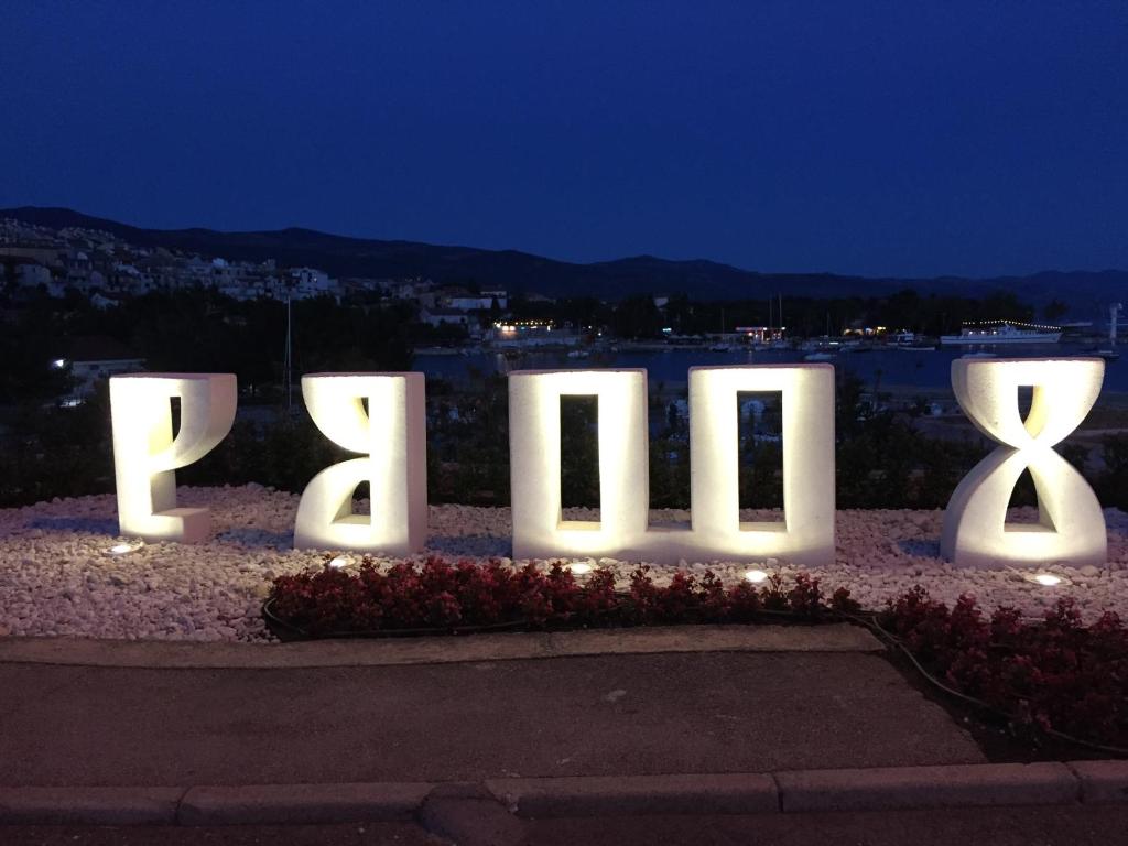 oświetlony znak, który czyta park w nocy w obiekcie Apartments Strmecki w Novim Vinodolskim