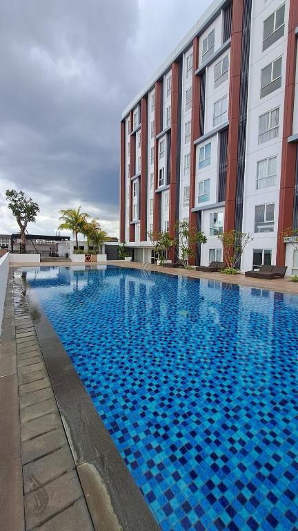Paradise Room في Seturan: مسبح ازرق كبير امام مبنى