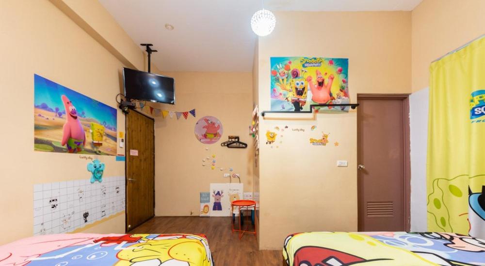 Postel nebo postele na pokoji v ubytování Top50 卡通主題