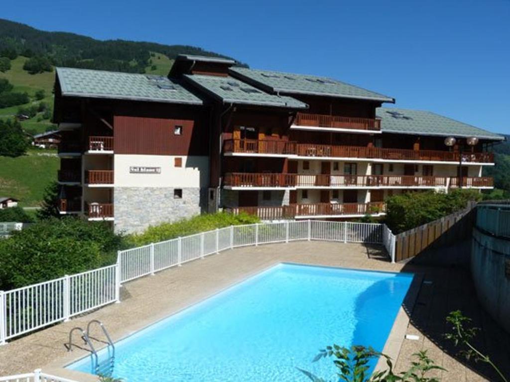 Photo de la galerie de l'établissement Appartement cosy 2-4 pers, cœur de village, proche pistes, piscine l'été - FR-1-342-207, à Beaufort