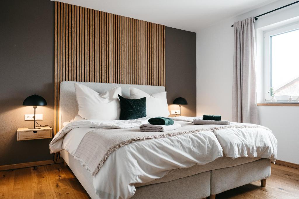 Postel nebo postele na pokoji v ubytování Design Apartment 128qm mit Ausblick
