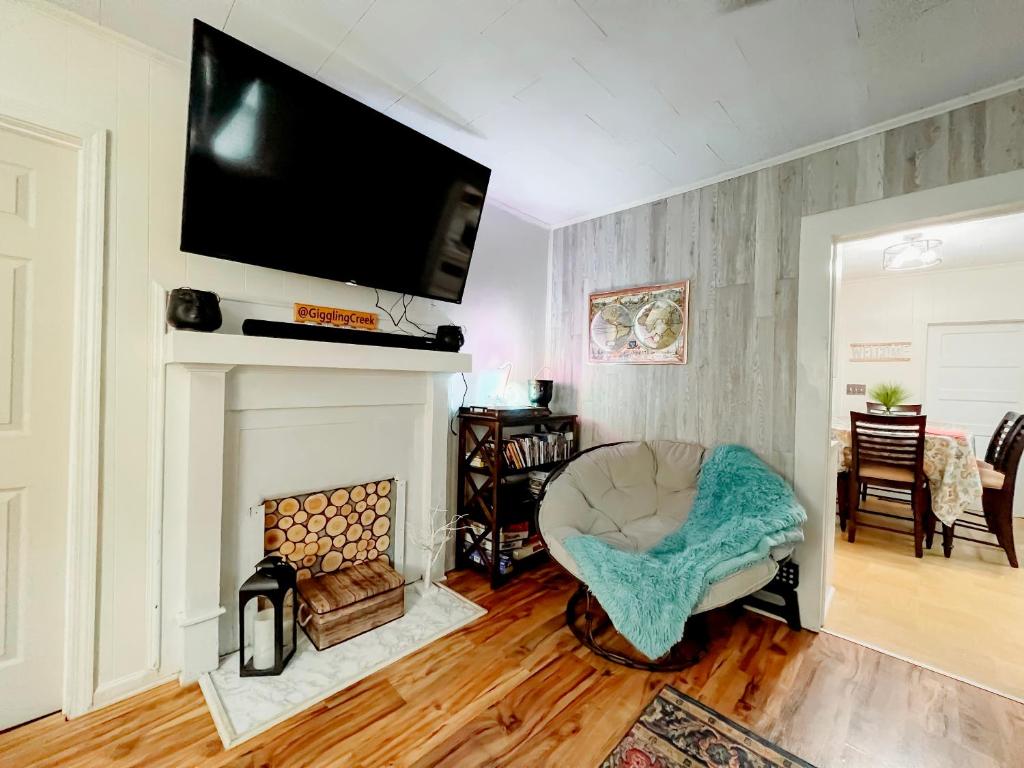 Giggling Creek Cottage - BedJet! King Sized! Gazebo, 45 Acres, Arcades, Nintendo, more - Casa De Dos Dormitorios