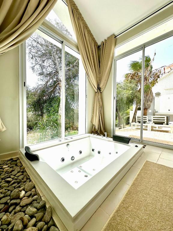 Fotografie z fotogalerie ubytování L'Amina - Peaceful 1BR Retreat with Cold Jacuzzi v destinaci Tanger