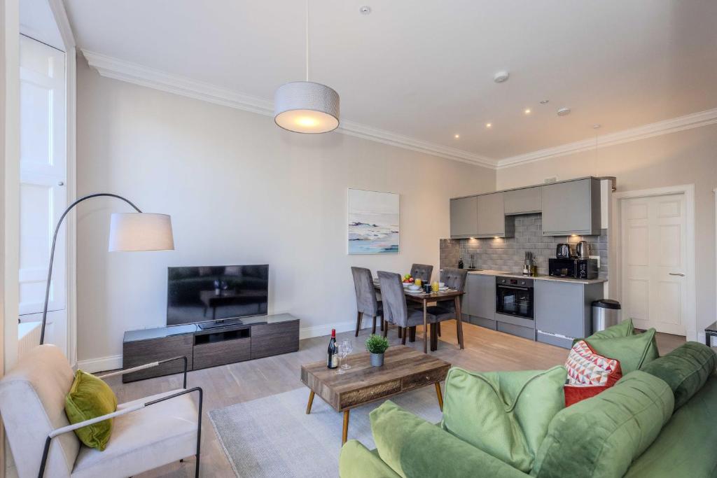 - un salon avec un canapé et une table dans l'établissement Dragon Suites - Edinburgh City Centre 2 Bed Apartment, à Édimbourg