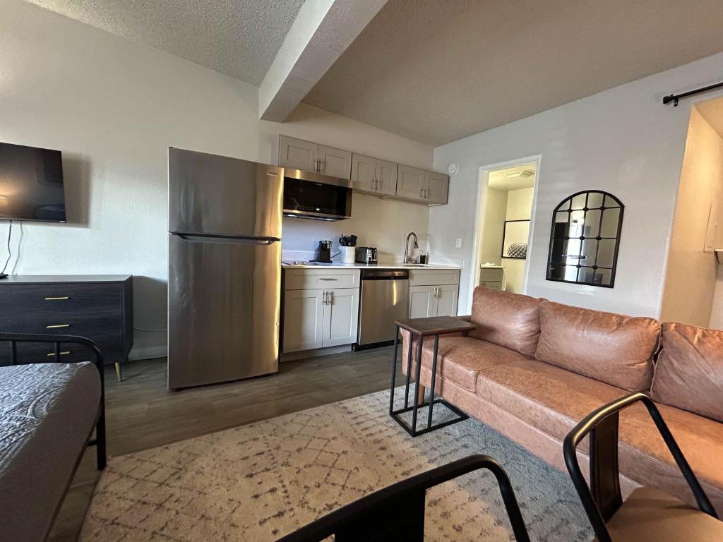 a living room with a couch and a kitchen at Studio 6 Sierra Vista, AZ Fort Huachuca in Sierra Vista