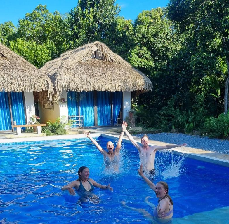 een groep mensen in het water in een zwembad bij NoMadders Ha Giang in Ha Giang