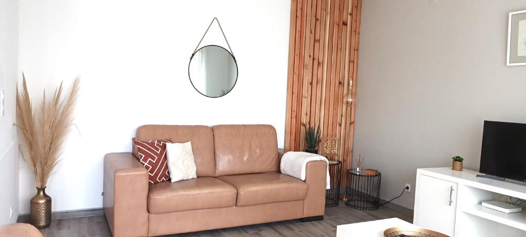 ein Wohnzimmer mit einem braunen Stuhl und einem TV in der Unterkunft House Seven in Horta