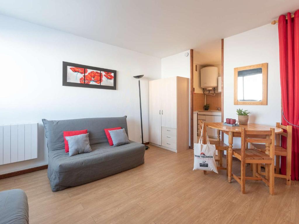 un salon avec un canapé et une table dans l'établissement Studio 4 pers - Pla d'Adet - Proche piste & téléphérique - FR-1-296-311, à Saint-Lary-Soulan