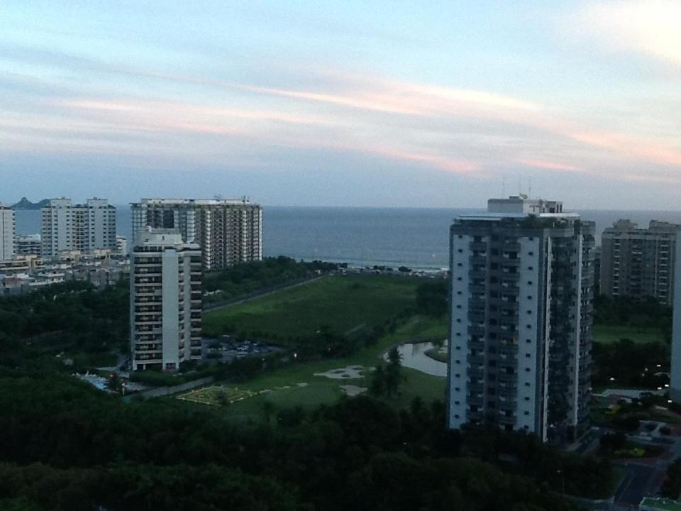 a view of a city with tall buildings and the ocean at Delicioso Apartamento com Linda Vista in Rio de Janeiro