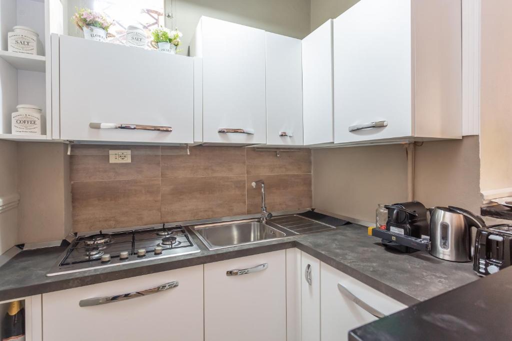 Una cocina o zona de cocina en Central Charm near Piazza Navona - Cozy Loft for 2