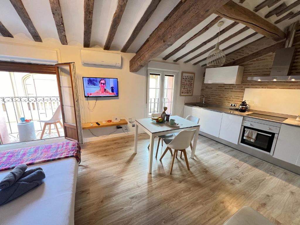 a kitchen with a table and a dining room at APARTANENTO LOFT LAUREL coqueto con Wifi y aire in Logroño