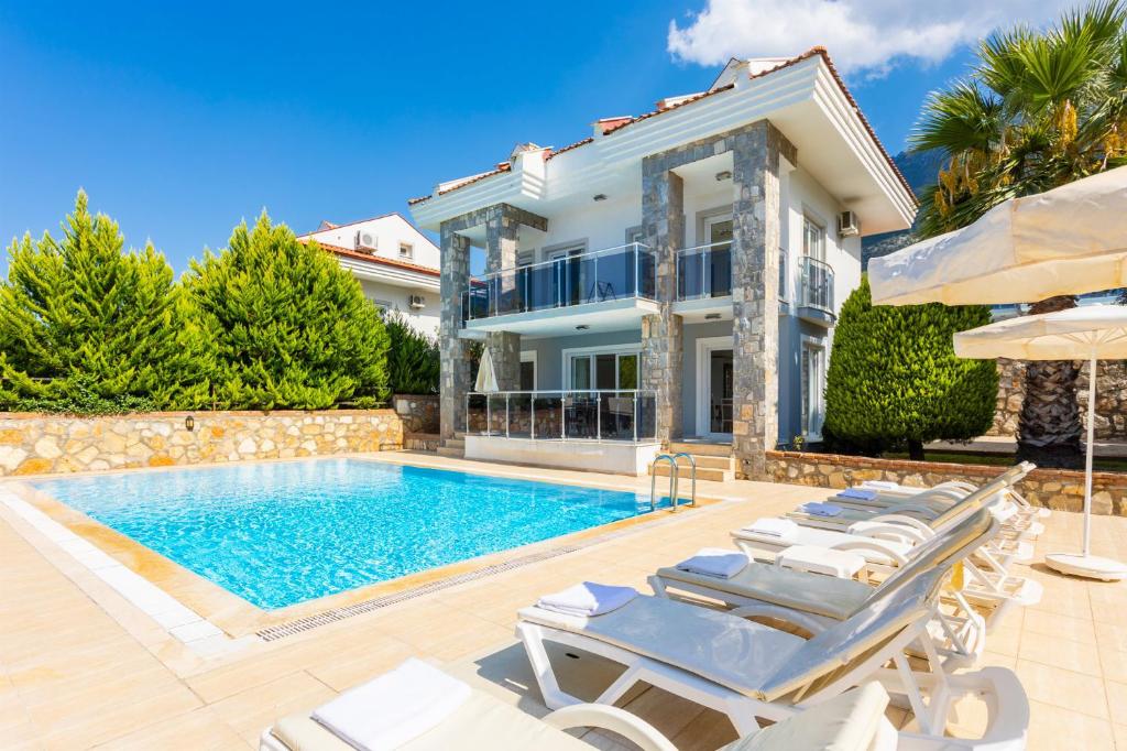 una villa con piscina y una casa en Golden Heights 5, en Ölüdeniz