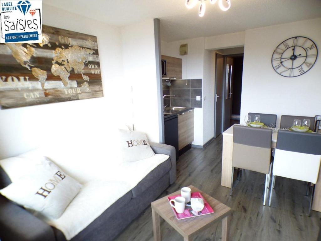 een woonkamer met een bank en een tafel bij Appartement Les Saisies, 1 pièce, 4 personnes - FR-1-594-148 in Hauteluce