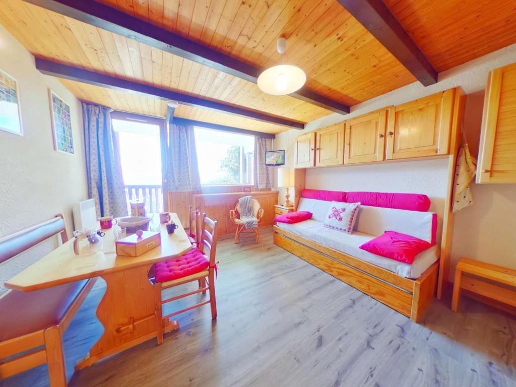 un salon avec un canapé et une table dans l'établissement Studio cosy 4 pers avec balcon, centre Les Saisies - FR-1-594-196, à Hauteluce