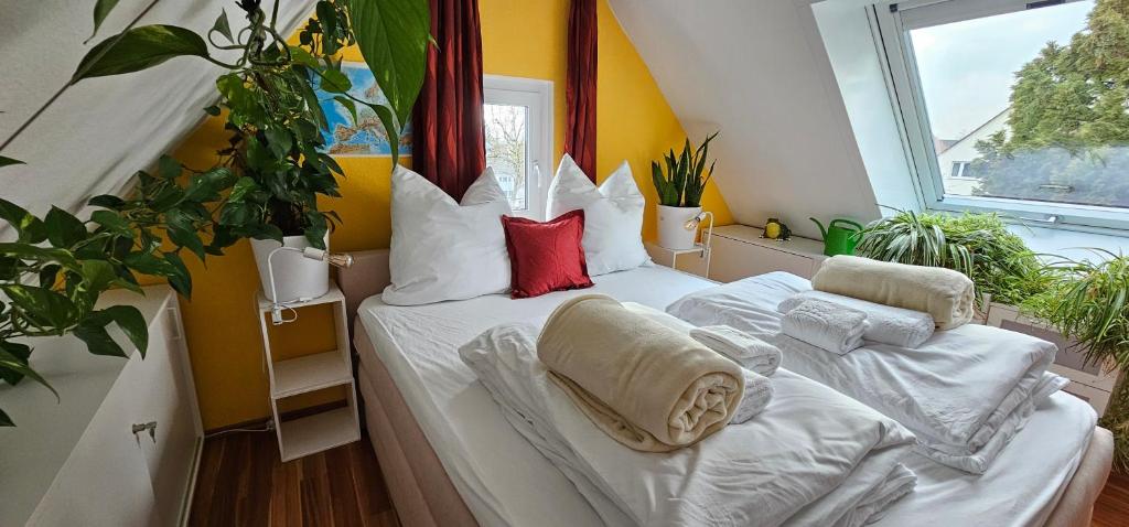 - une chambre avec un lit doté de draps et d'oreillers blancs dans l'établissement The smart living nest, à Stuttgart