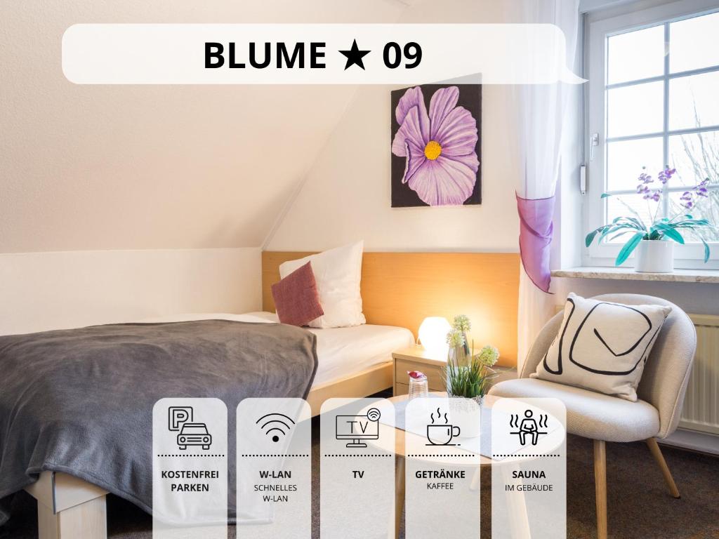 una habitación con una cama y una mesa con libros. en Blumenvilla 9 mit Sauna und Garten, en Schneverdingen